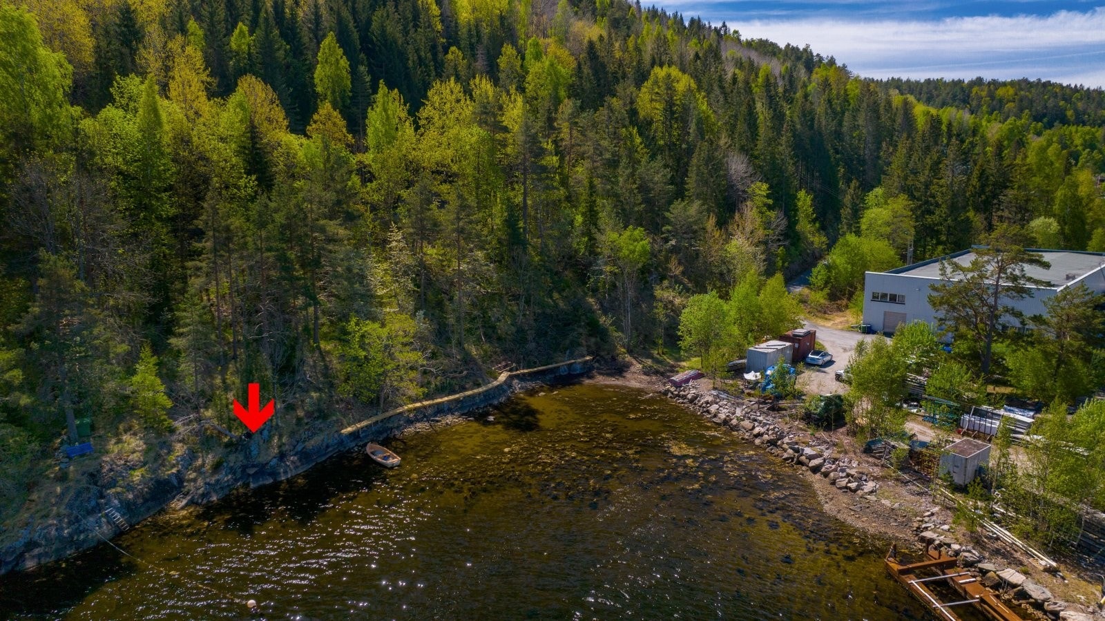 Det etableres brygge hvor hver tomt for en båtplass, ca 200 meter unna. Her kan man også etablere sjøbod på intill 12 kvm. Galleribilde