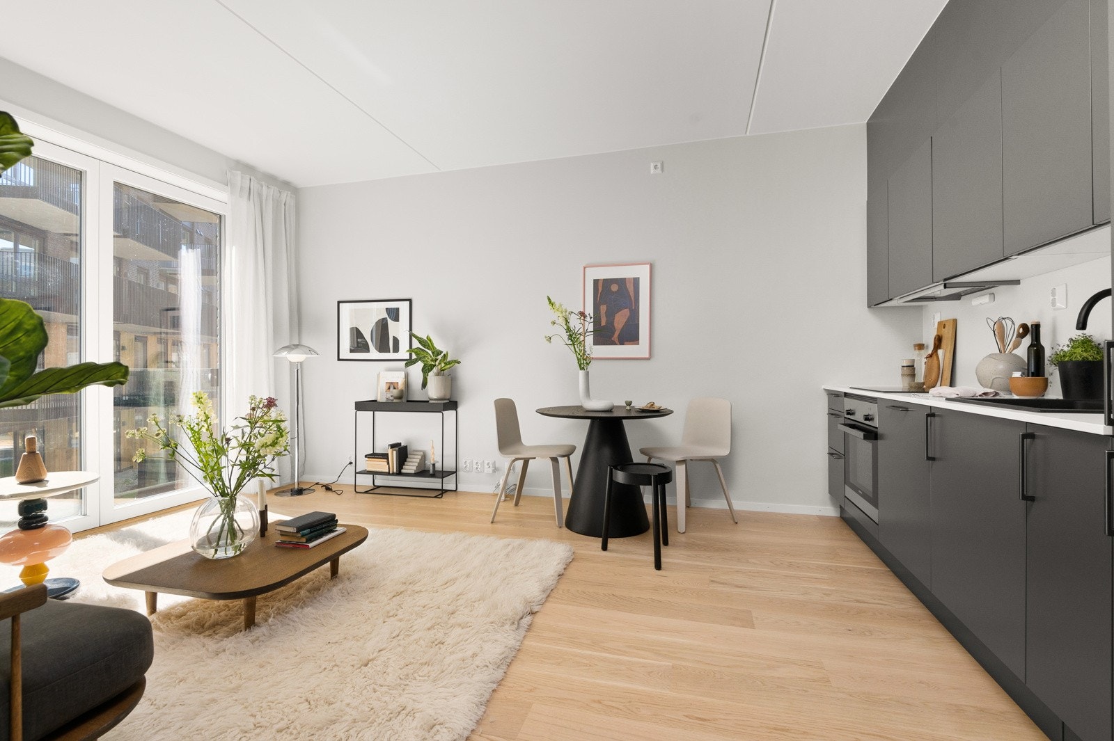 Énstavs eikeparkett på gulv med vannbåren gulvvarme, malte vegger og malt himling. Galleribilde