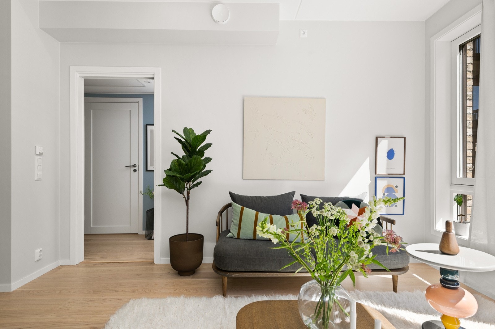 God plass til sofagruppe med tilhørende møblement. Mulighet for spiseplass som skaper et naturlig skille mellom kjøkken og stuedel. Galleribilde