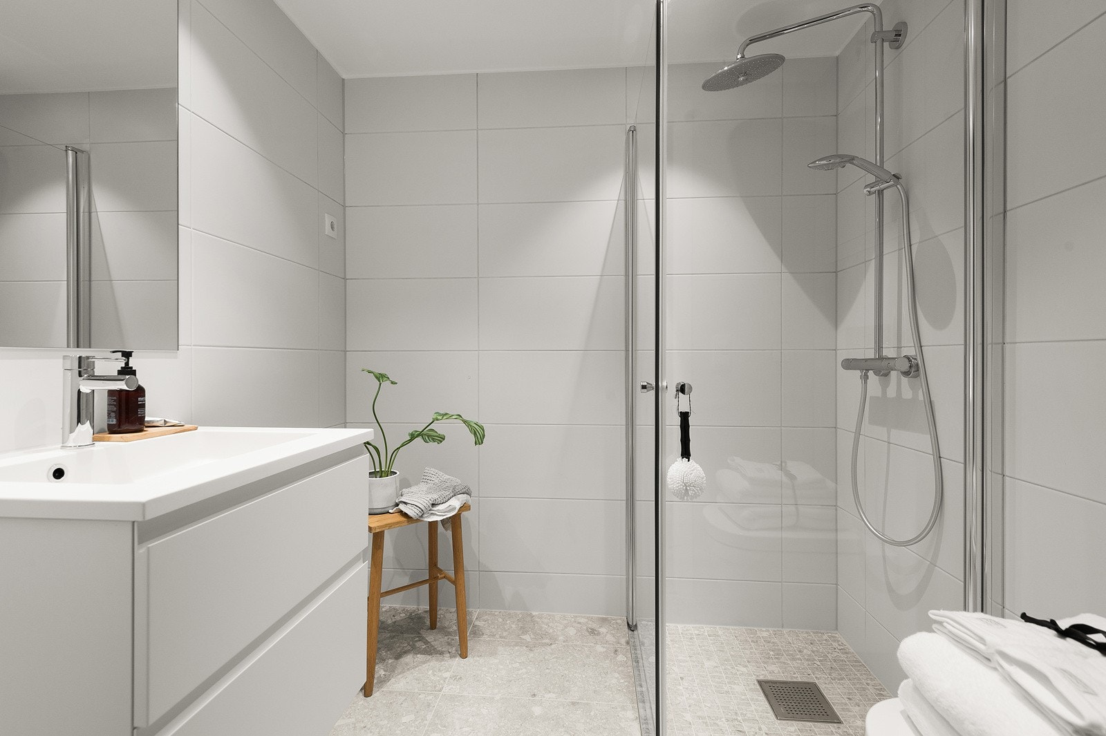 Delikat flislagt bad. Badet leveres med tilvalgspakke "nordiske kontraster" Galleribilde