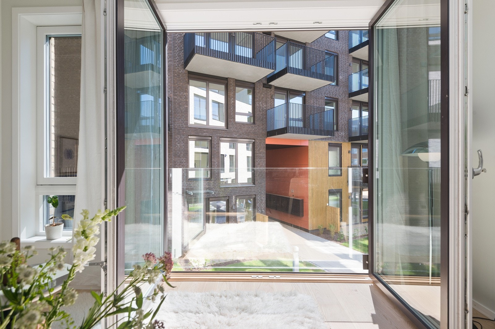 Luftebalkongen vender inn mot rolig bakgård. Galleribilde