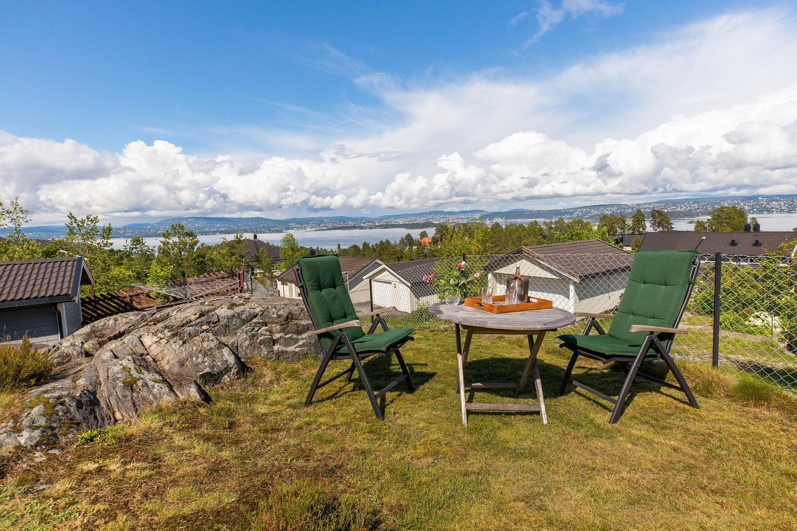 Fantastisk utsikt til fjorden og Oslo fra deler av tomten Galleribilde