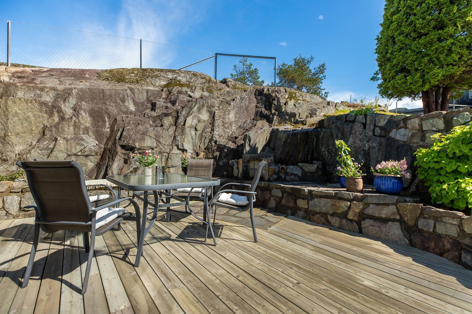 Stor terrasse med mye sol og fin grillplass Galleribilde