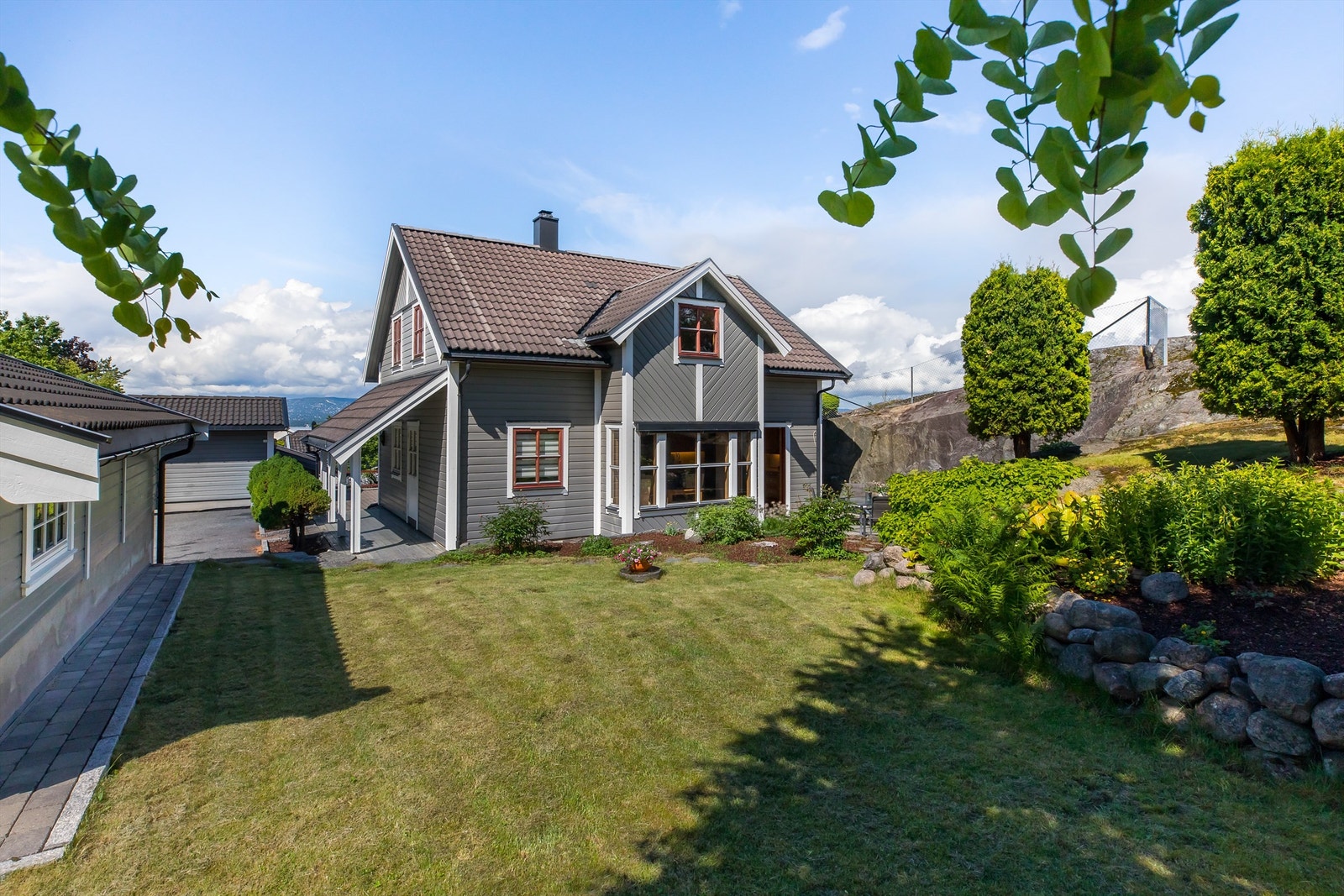 Koselig enebolig med idyllisk hage Galleribilde