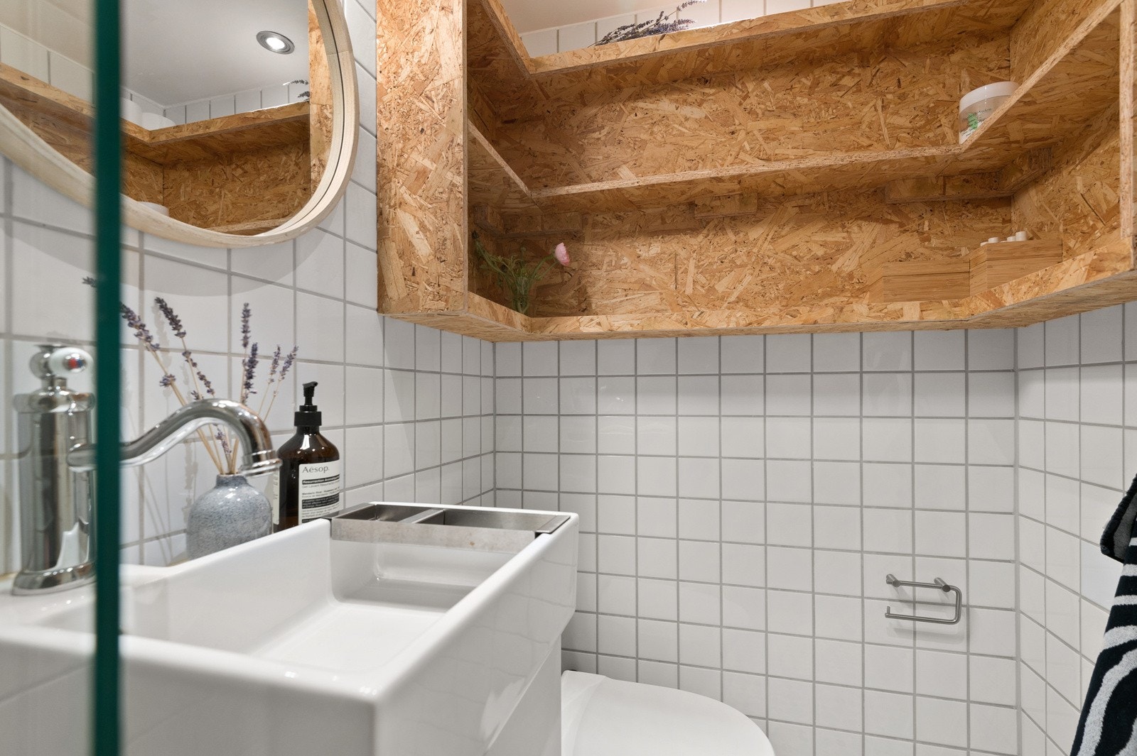 Badet har plastsluk med klemring og synlig vinylbelegg som tettesjikt. Det er fellesvaskeri i kjeller. Galleribilde