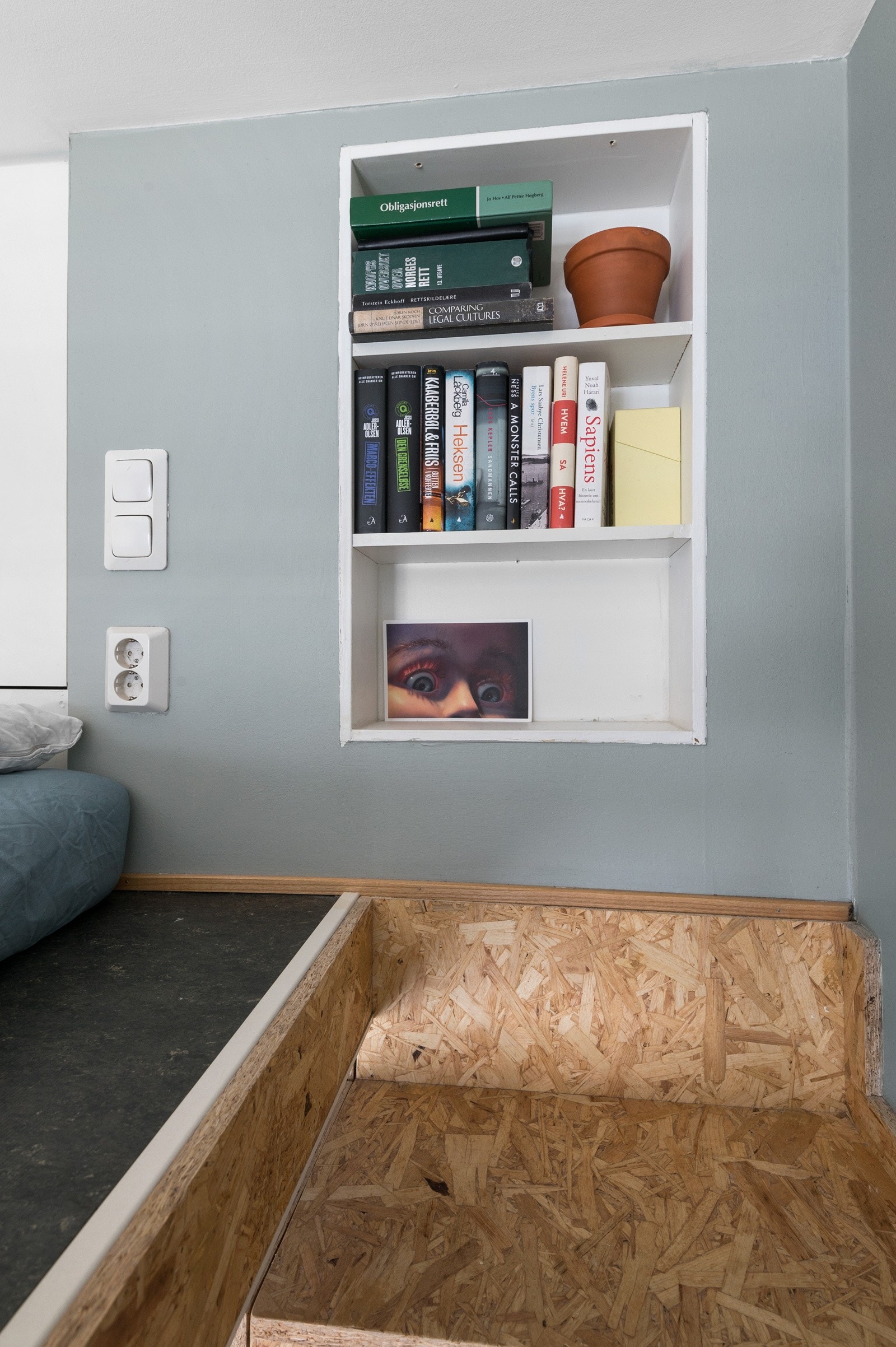 Hems med plassbygde hyller og skap for oppbevaring. Galleribilde