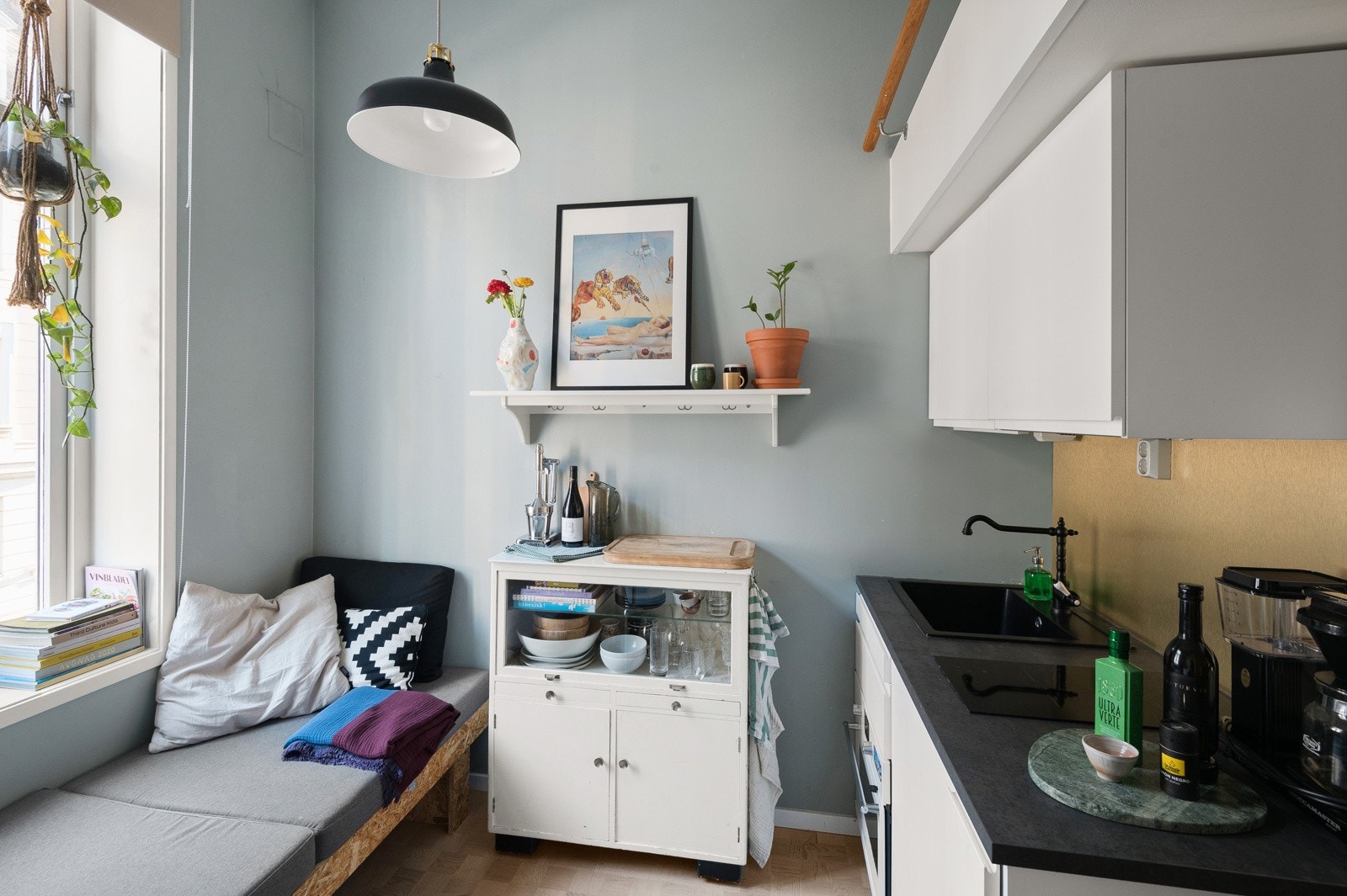 Pen kjøkkeninnredning med glatte fronter og laminert benkeplate med nedbetalt oppvaskkum i kompositt tilkoblet ettgreps blandebatteri. Galleribilde