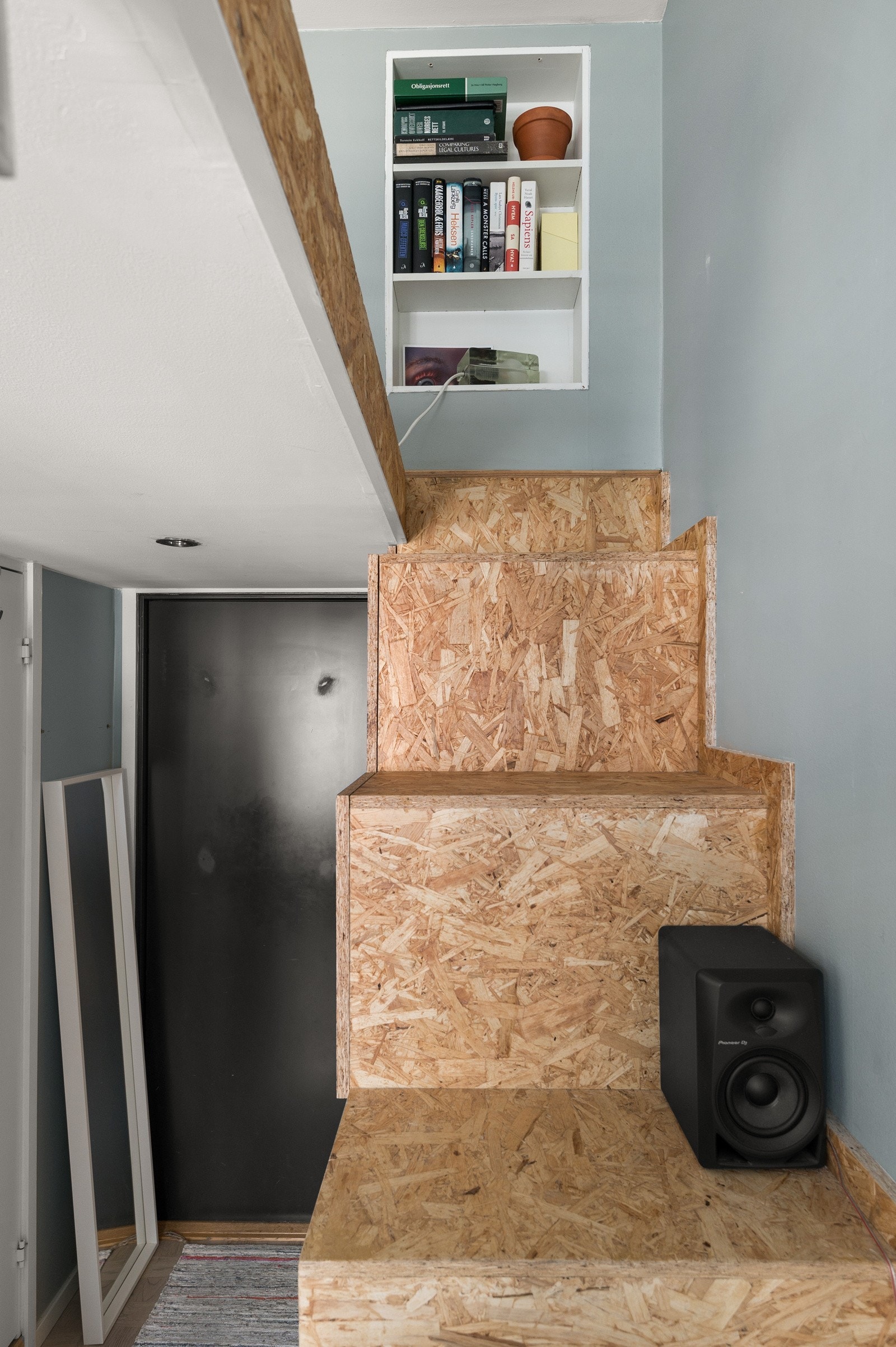 Plassbygd trapp opp til hems. Galleribilde