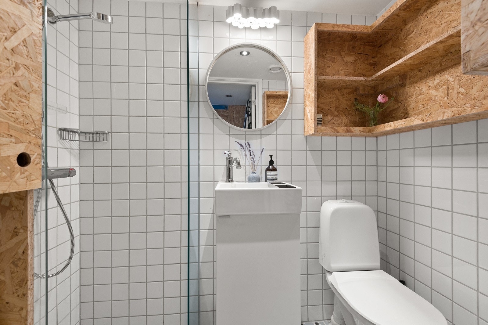 Pent og tidløst bad/WC med flislagte vegger og gulv med varmekabler. Dimbare downlights i himling. Galleribilde