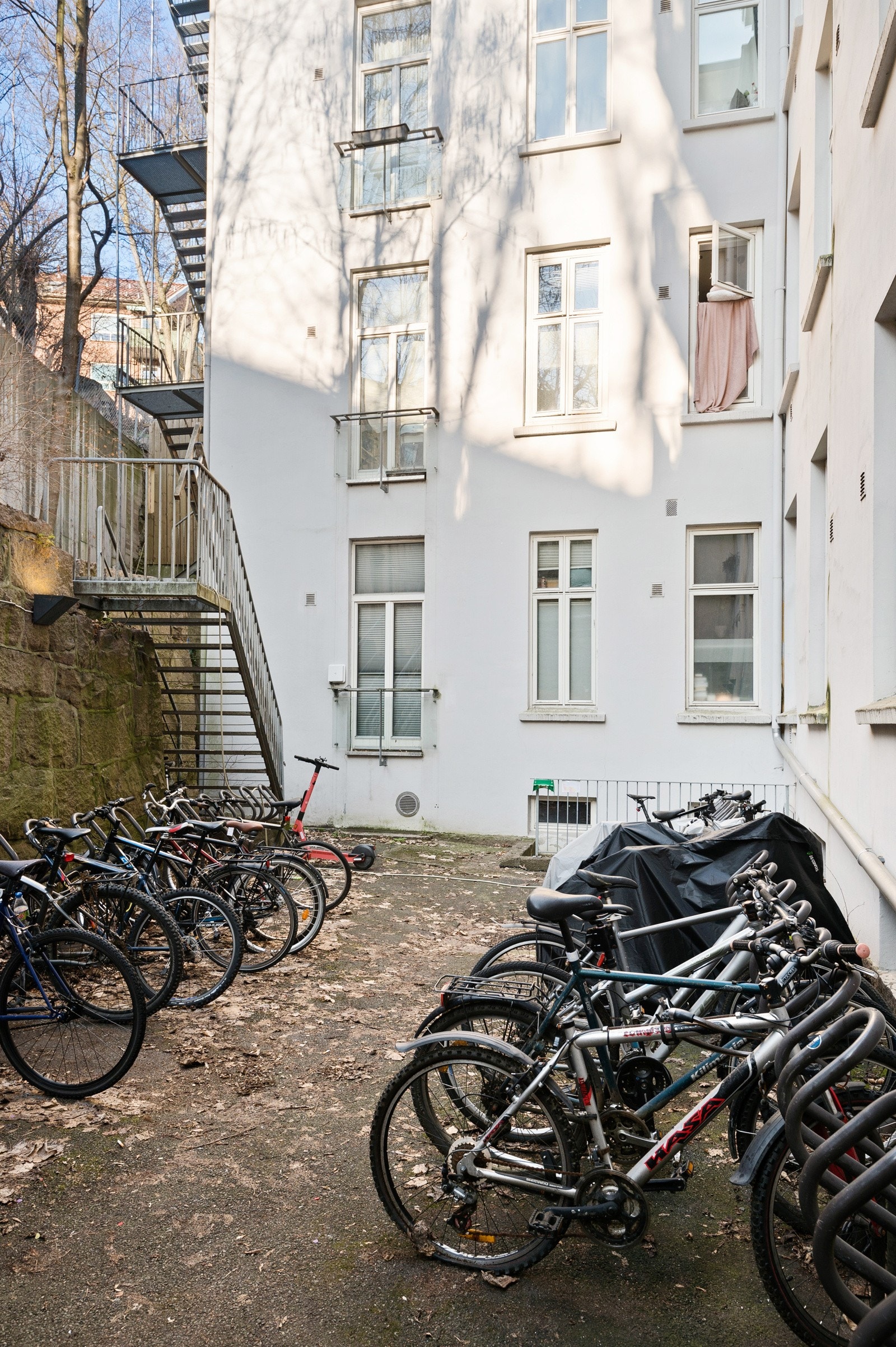 Bakgård. Galleribilde