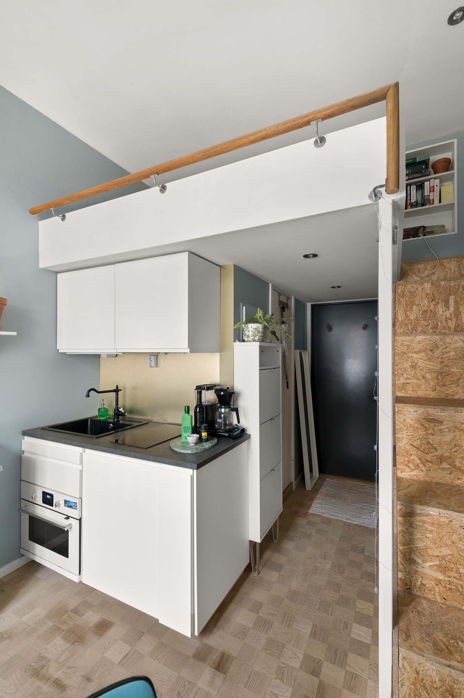 Moderne rutelagt parkett på gulv, malte vegger og malt himling. Galleribilde