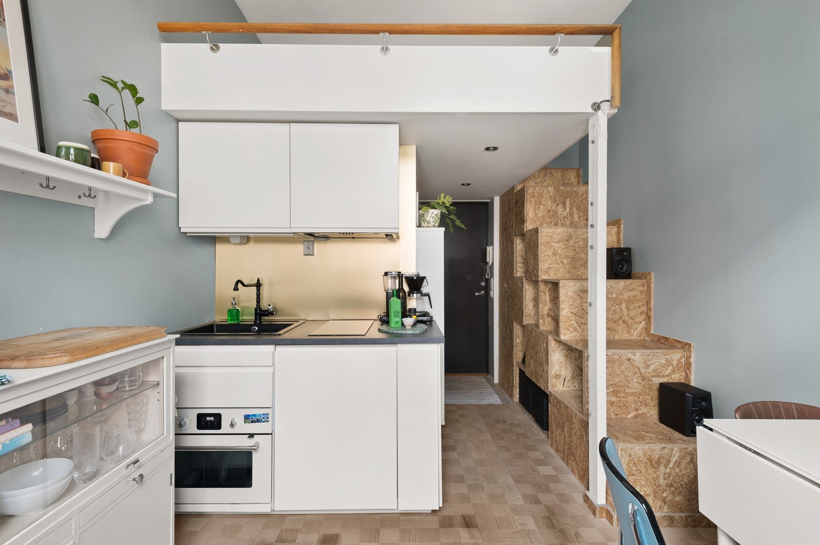 Integrerte hvitevarer i form av platetopp med 2 kokesoner, kjøleskap og stekeovn. Innebygd ventilator med kullfilter over platetopp. Galleribilde