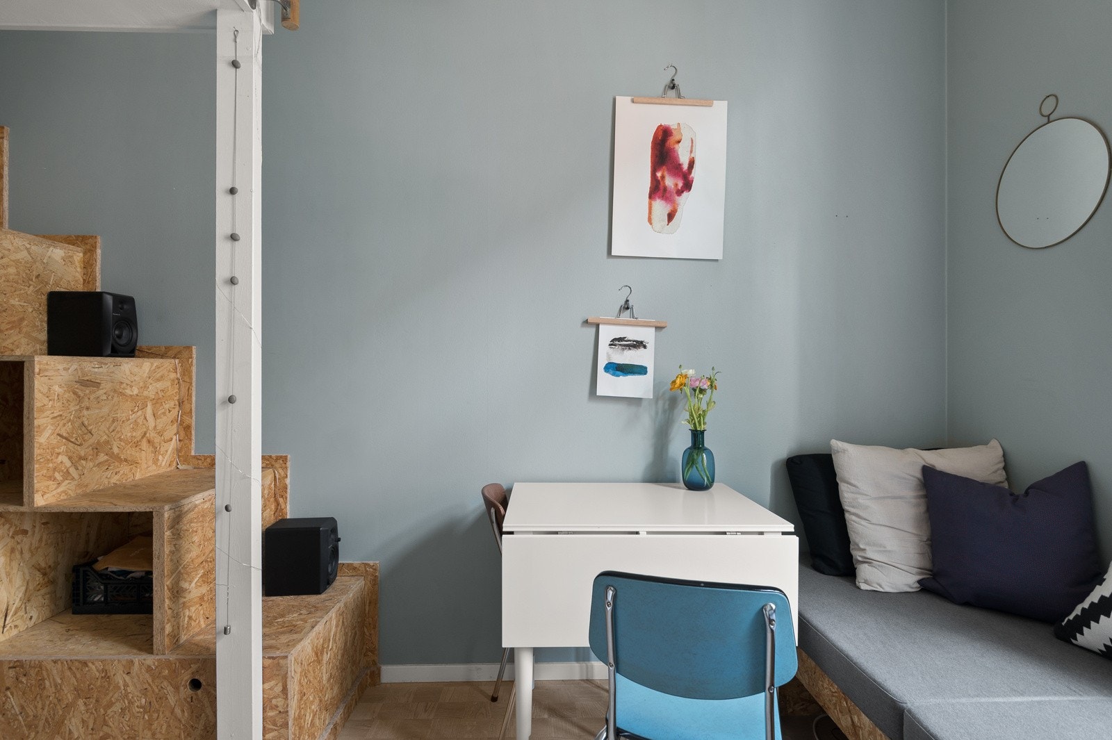 Arealeffektiv leilighet med ulike møbleringsløsninger. Galleribilde