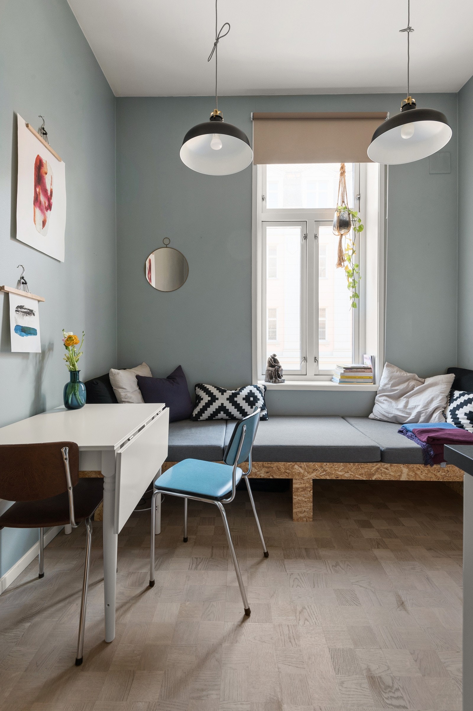 Plassbyd sofa i kryssfinér med mulighet for lagringsplass. Galleribilde