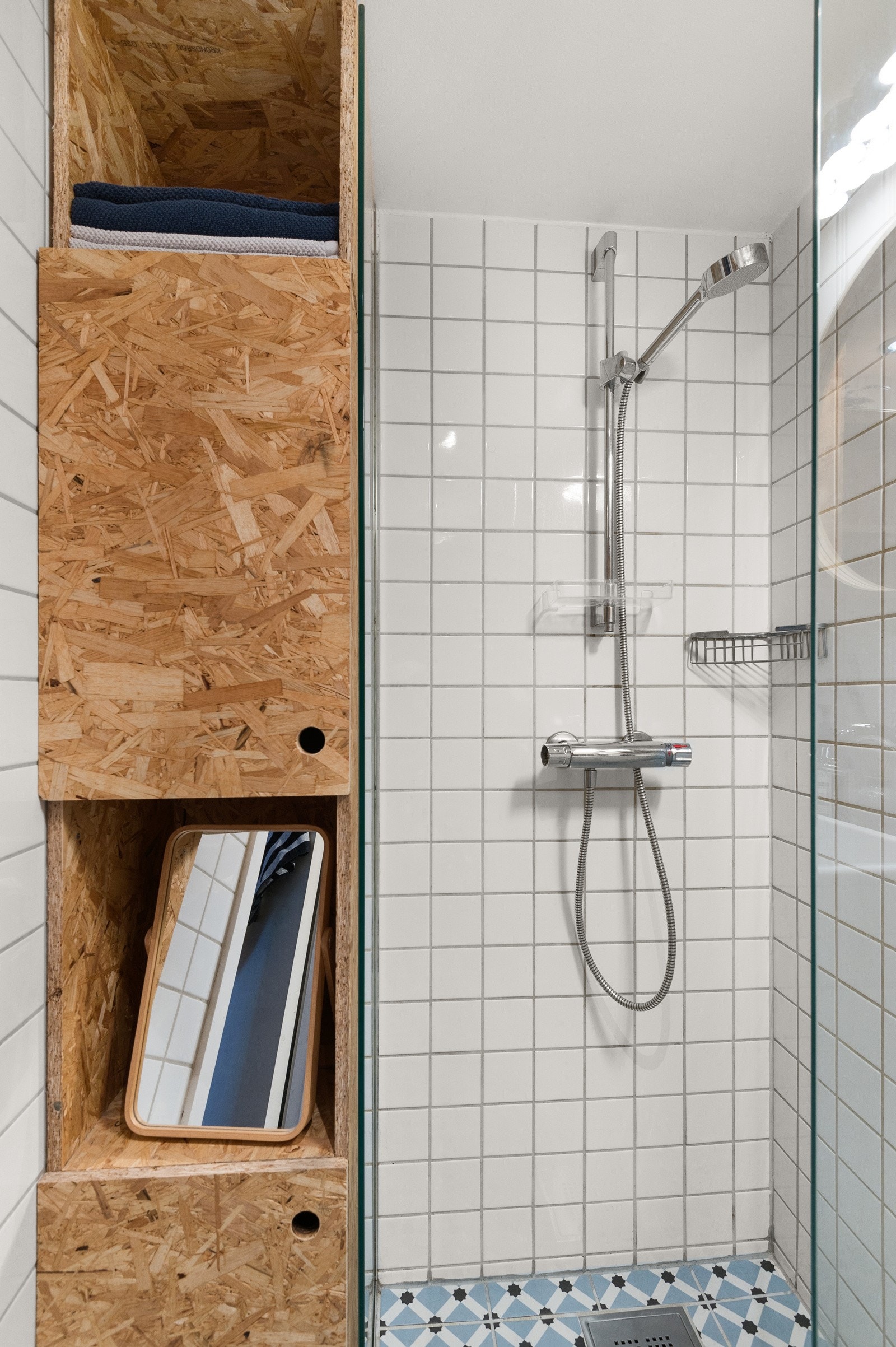 Praktiske plassbygde hyller og skap i kryssfinér for oppbevaring. Gulvmontert klosett. Galleribilde