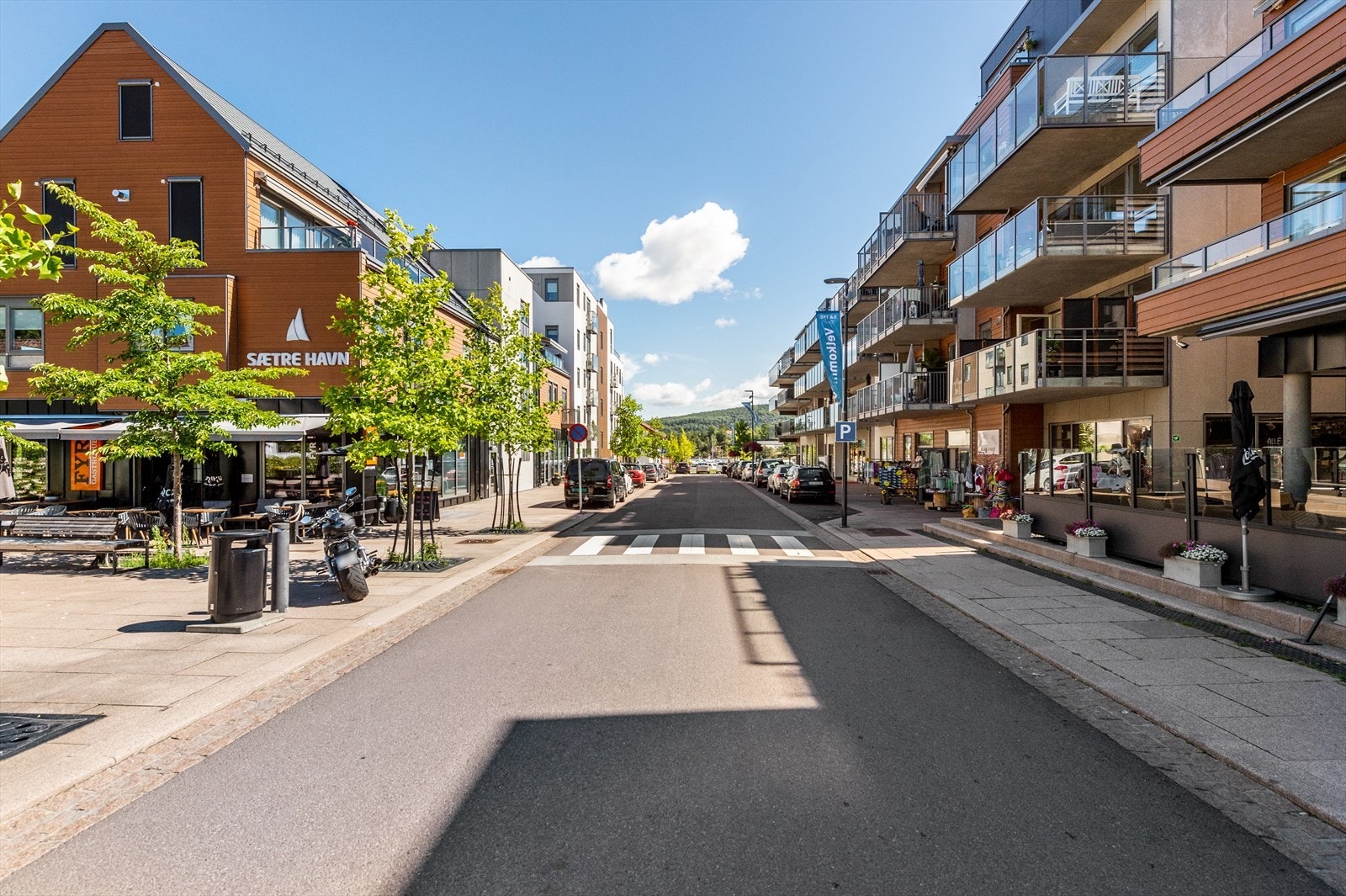 Kort vei ned til strand og marina Galleribilde