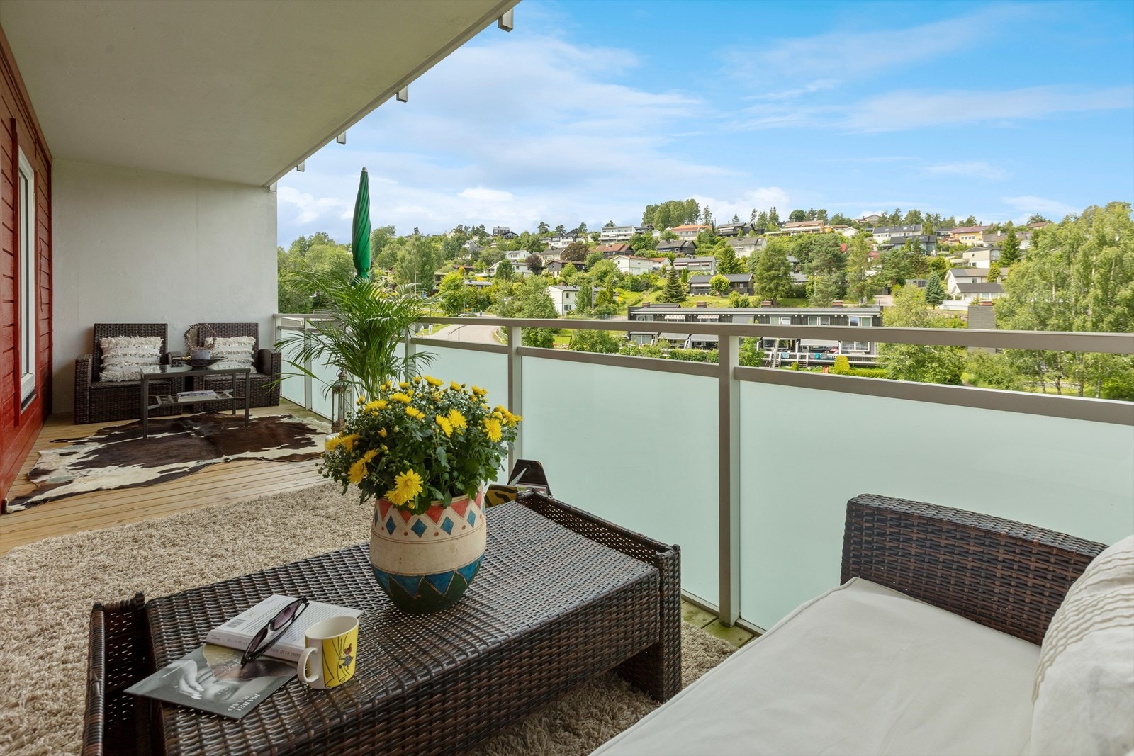 Usjenert balkong med fin utsikt over nærområdet Galleribilde