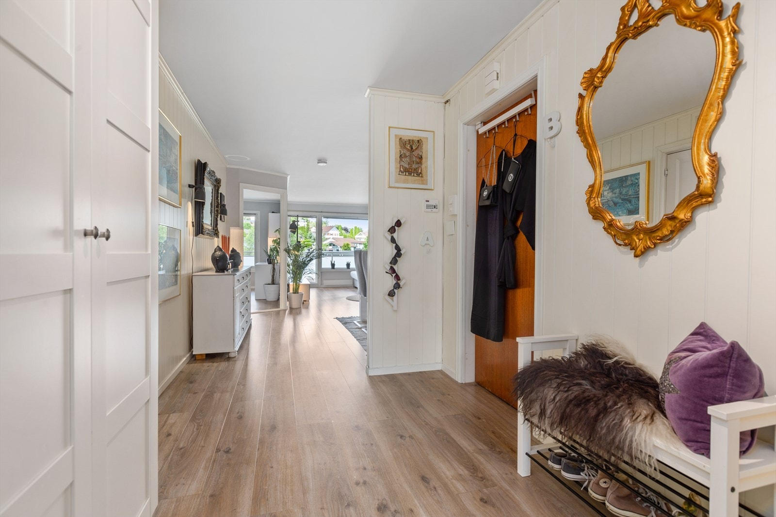 Entré / gang med garderobeskap for oppbevaring av yttertøy og sko Galleribilde