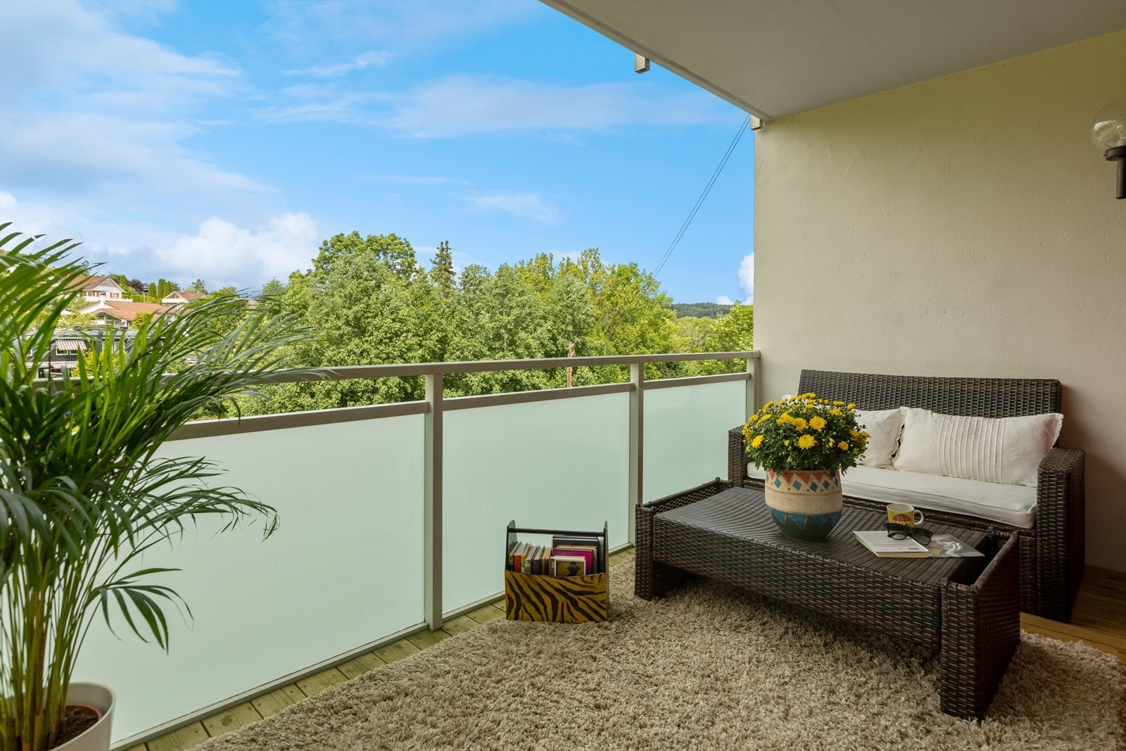 Balkong er på ca. 13 m², og har ettermiddags- og kveldssol Galleribilde