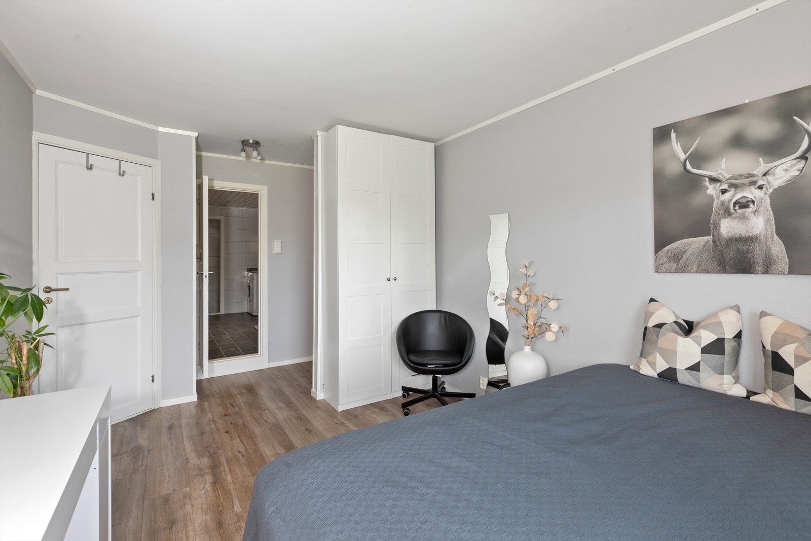 Soverommet har godt med garderobeplass Galleribilde