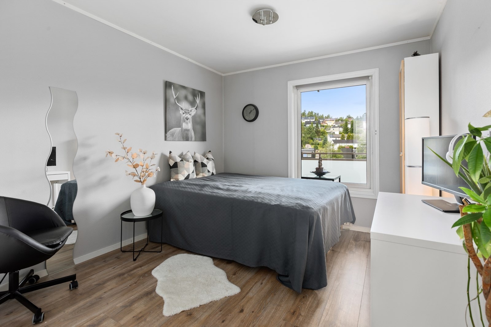 Hovedsoverom med god plass til dobbeltseng og tilhørende nattbord Galleribilde