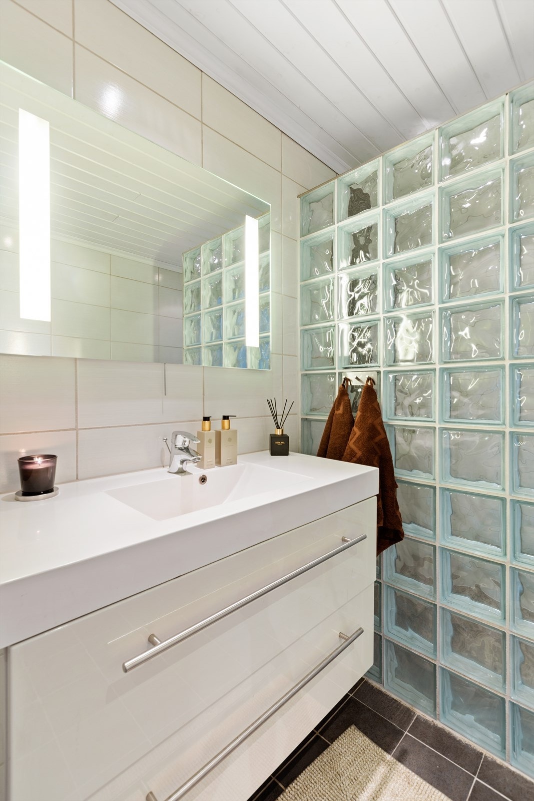 Dusjen består av glassbyggerstein og glassdør Galleribilde