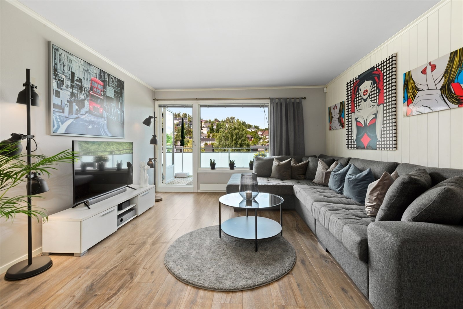 Fra stuen er det utgang til balkong Galleribilde