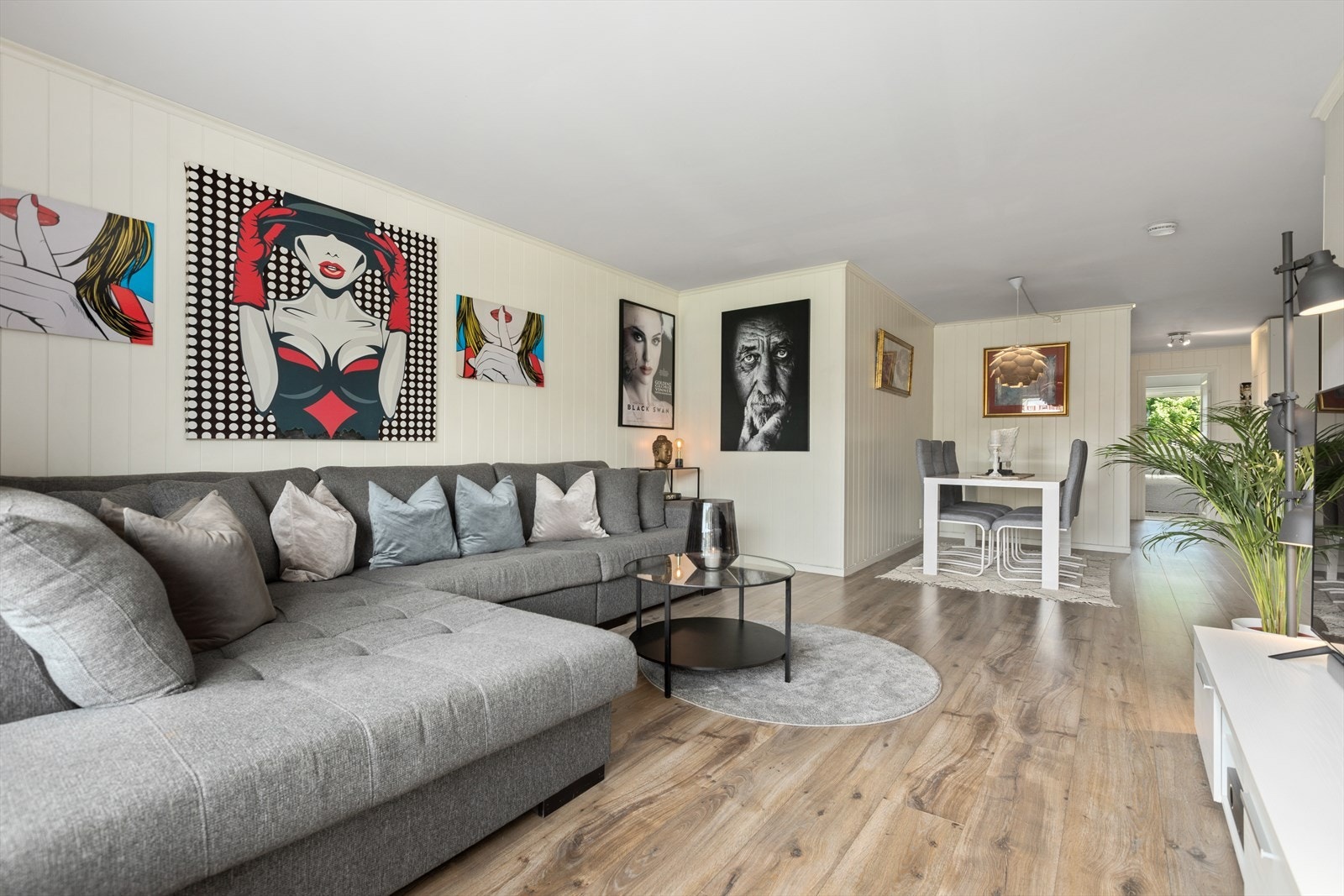 Romslig stue med plass til sofagruppe, TV-møblement, samt spisestue Galleribilde