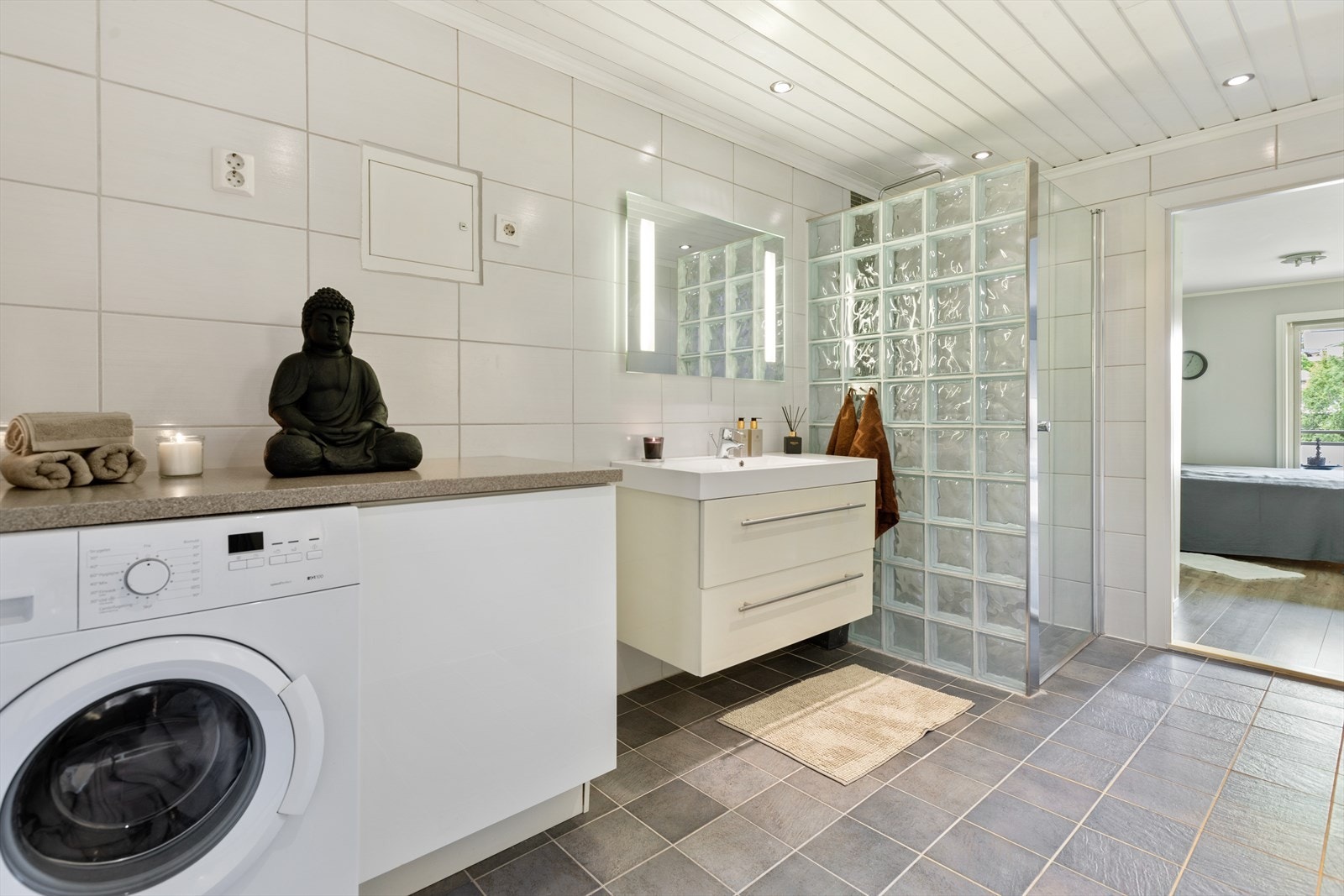 Flislagt baderom med varmekabler i gulvet og down-lights i himlingen Galleribilde