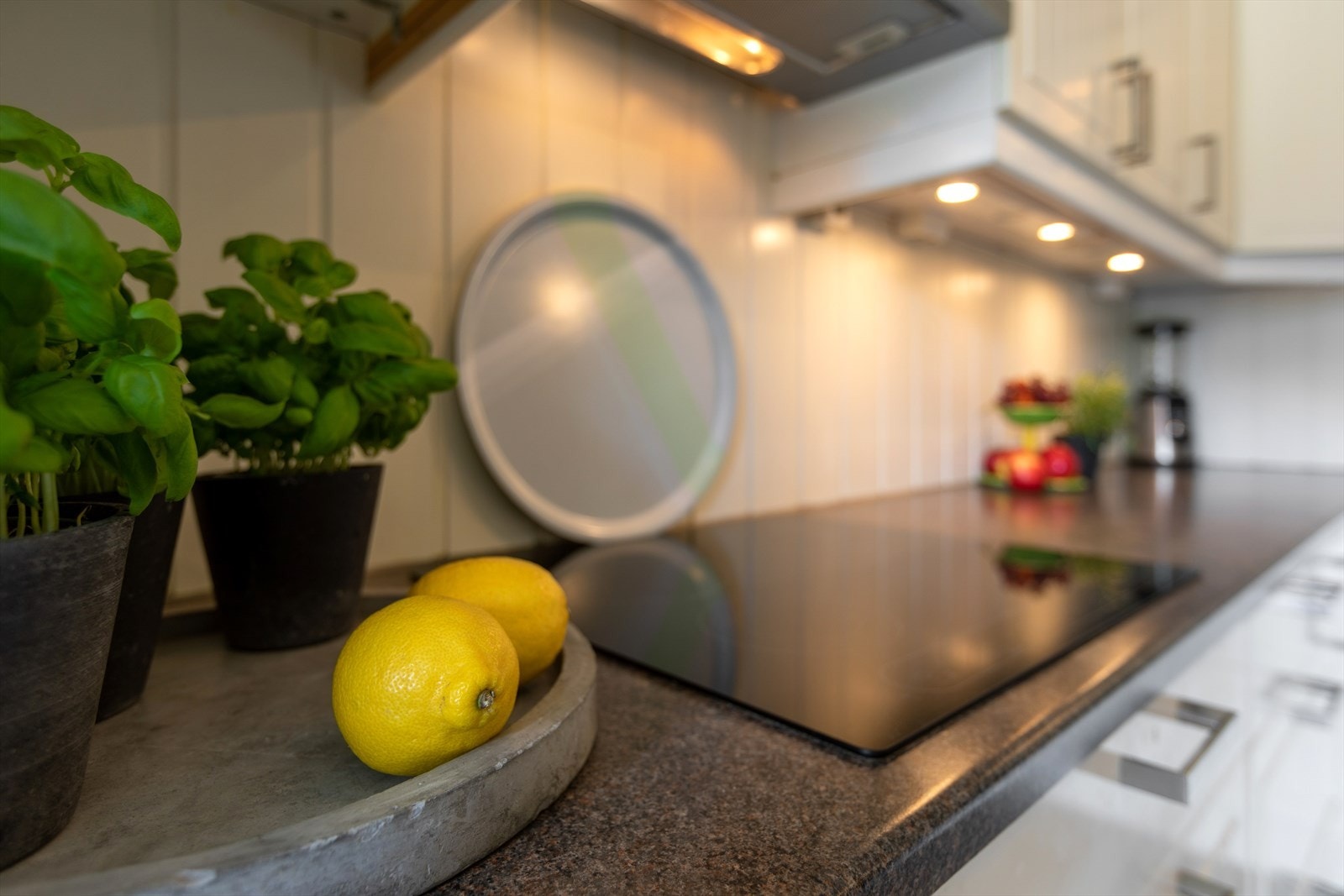 Det er montert down-lights i underkant av overskapene Galleribilde