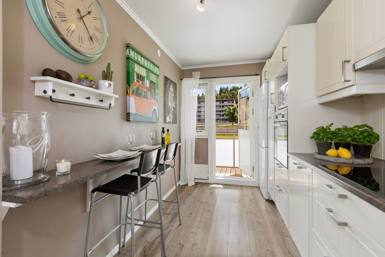 Fra kjøkkenet er det utgang til egen balkong Galleribilde