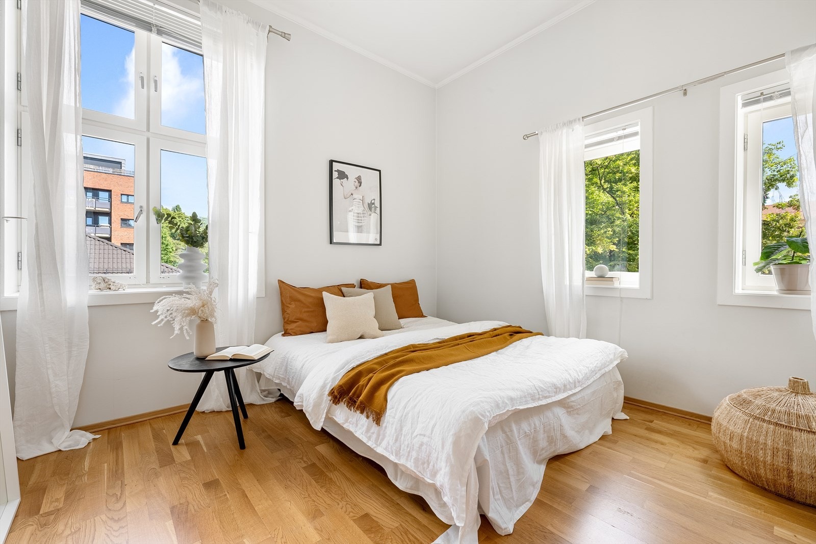 Romslig og lunt hovedsoverom med god plass til dobbeltseng, tilhørende nattbord, garderobeskap og annet ønsket møblement. Galleribilde