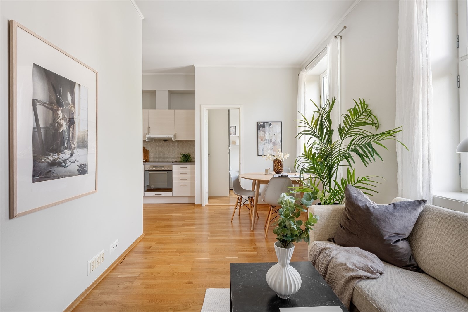 Leiligheten har en åpen stue- og kjøkkenløsning med store vindusflater som gir en luftig og åpen romfølelse. Galleribilde