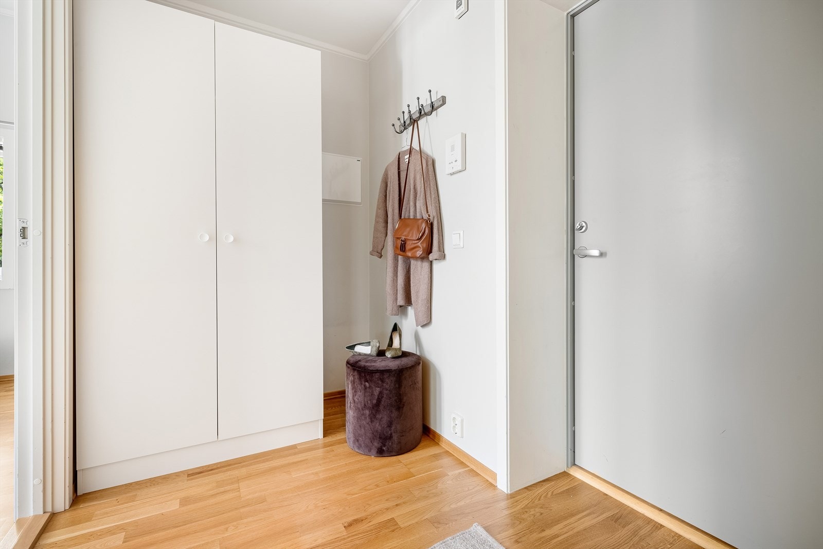 Her er det god plass til å oppbevare sko og yttertøy. Galleribilde