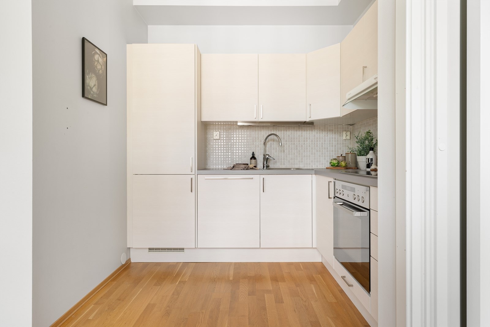 Kjøkken fra 2011 med opplegg til oppvaskmaskin og integrerte hvitevarer Galleribilde