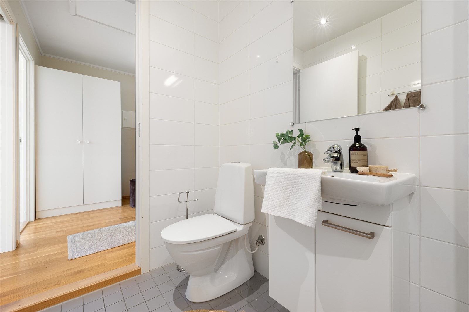 Det er varmekabler i gulv som sørger for en lun og fin temperatur. Galleribilde