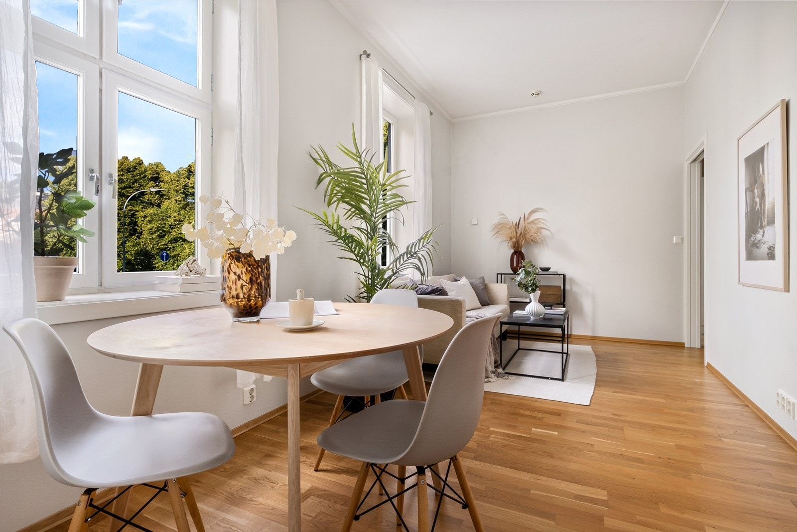 I stuen er det plass til sofagruppe med tilhørende møblement, samt stort spisebord. Galleribilde