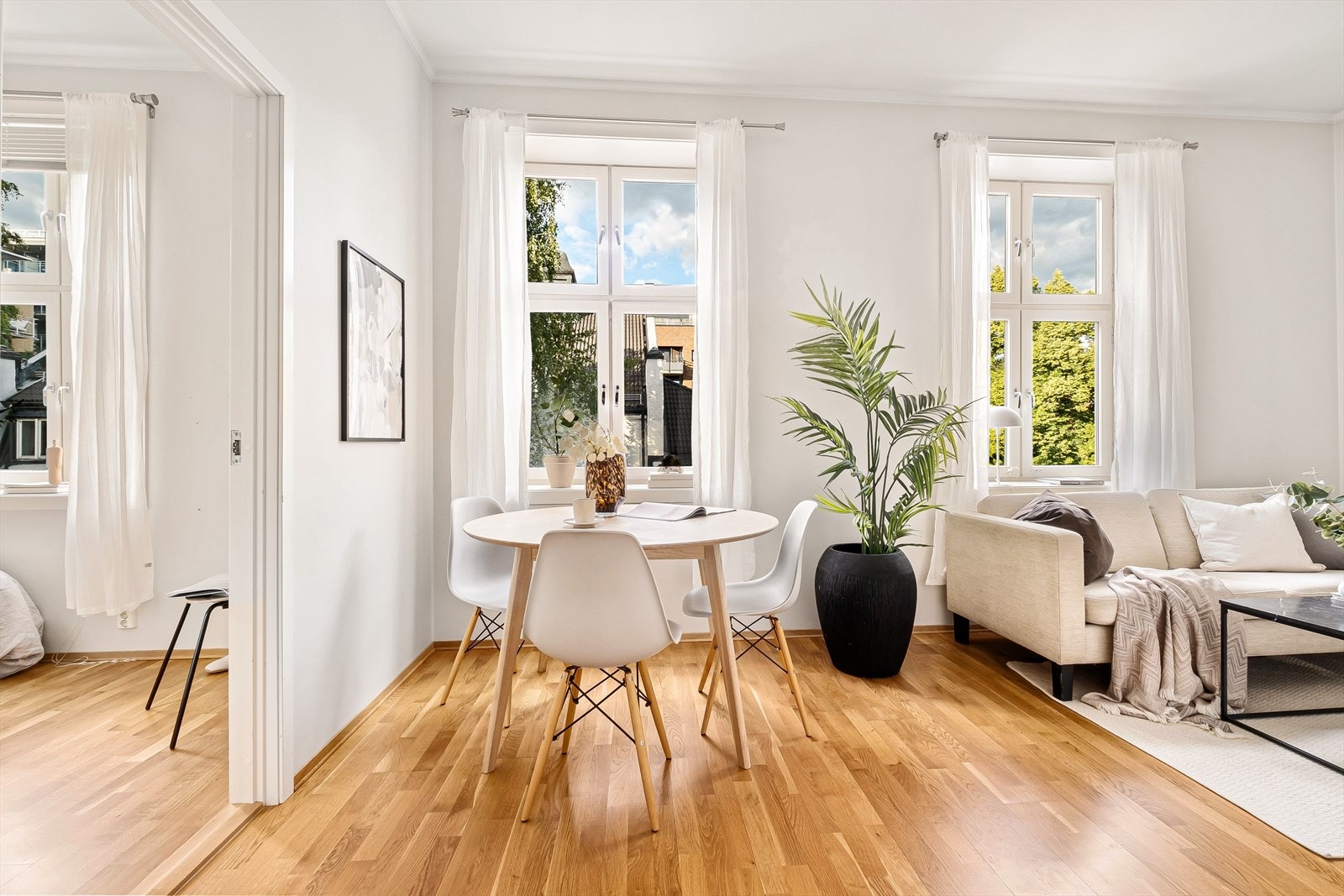 Dette er en lys og luftig hjørneleilighet med en god og praktisk planløsning. Galleribilde