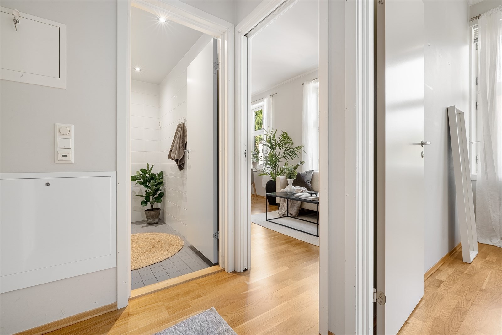 Meget romslig og praktisk inngangsparti som gir et godt førsteinntrykk av leiligheten. Galleribilde