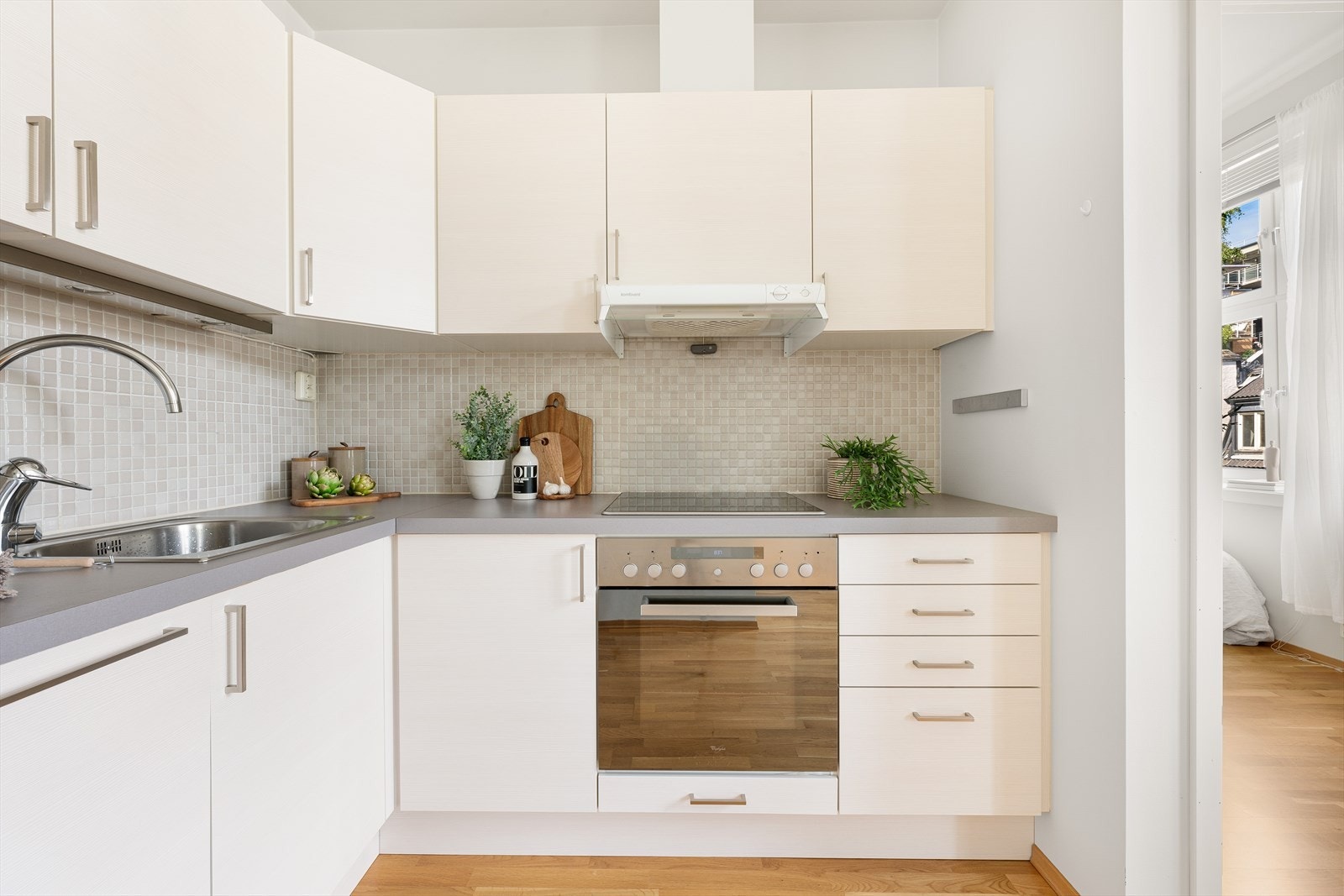 Kjøkkeninnredning fra Sigdal model Capi. Komfyrvakt montert. Galleribilde