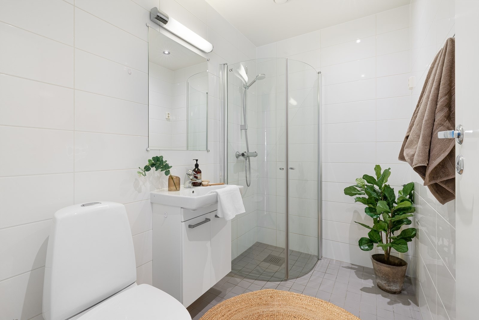 Bad fra 2011 med opplegg for vaskemaskin samt plass til tørketrommel Galleribilde