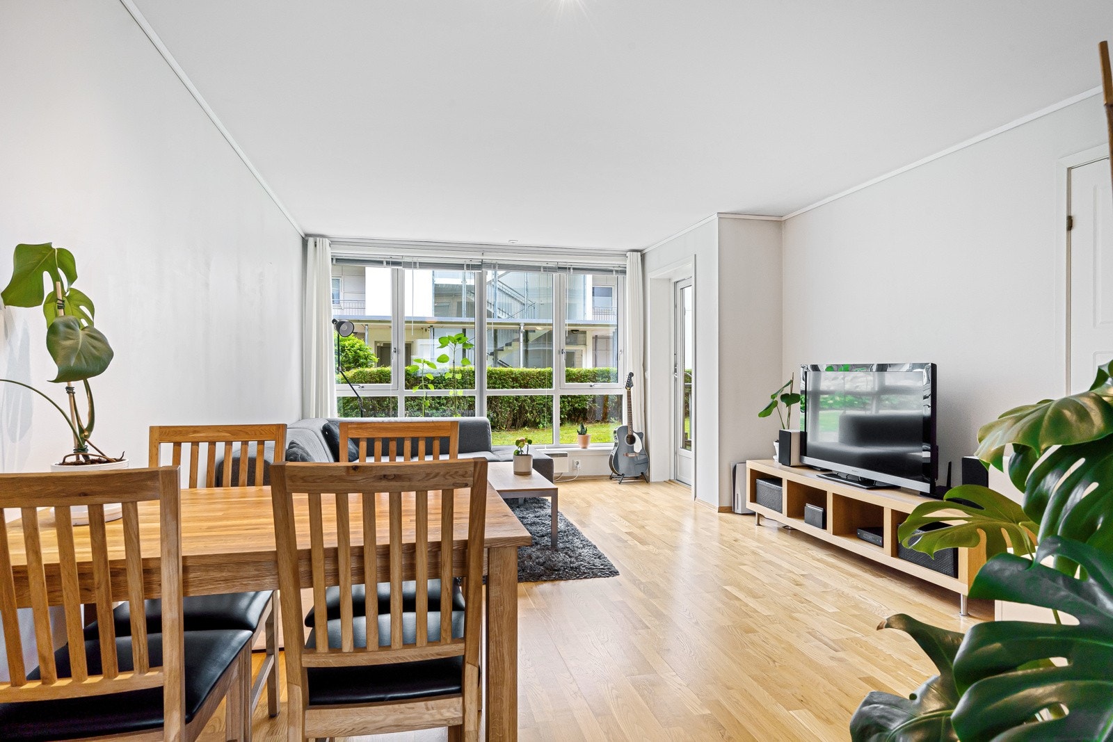 Fra stuen er det direkte adgang til leilighetens private terrasse Galleribilde