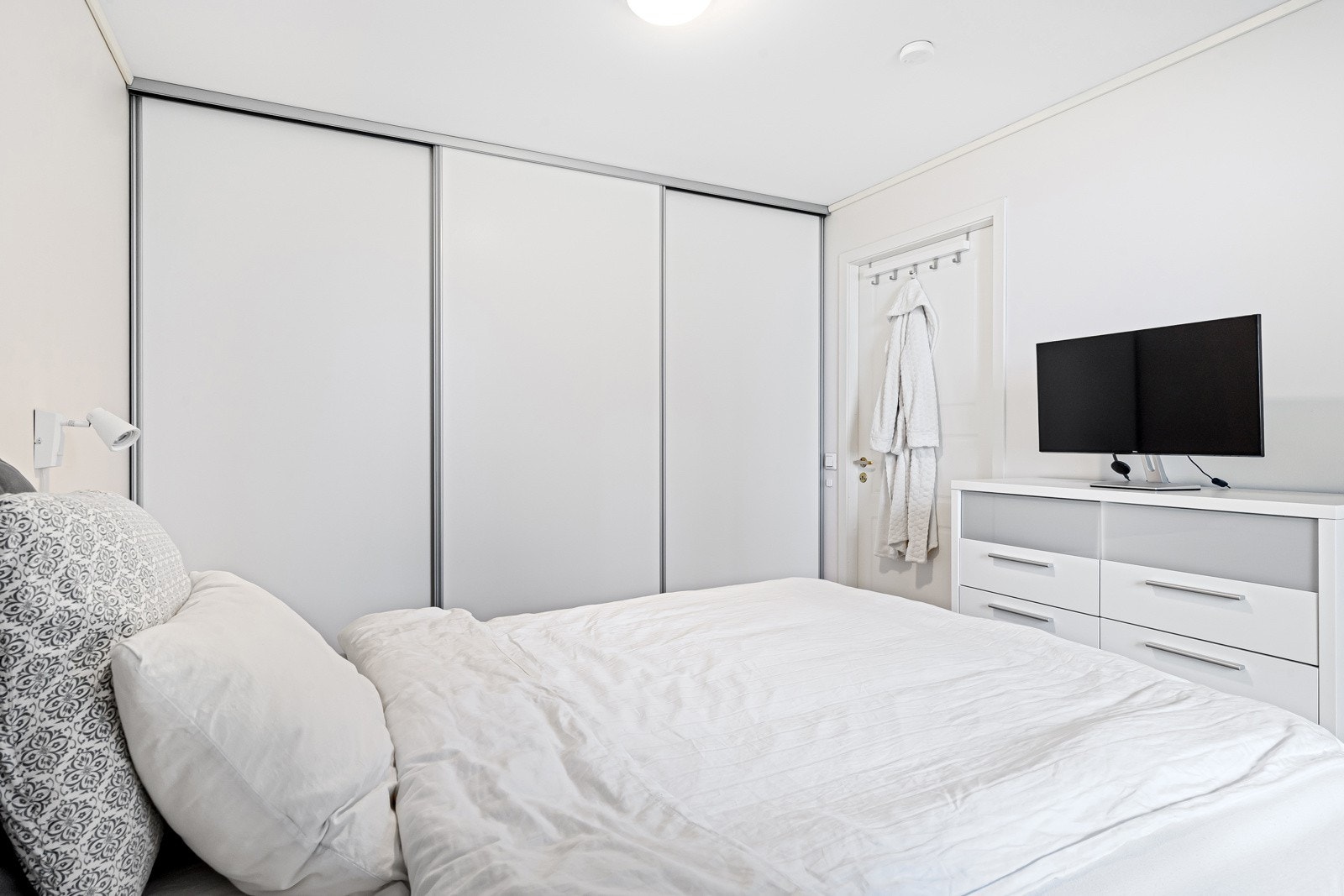 Her er det også en plassbygd skyvedørsgarderobe langs vegg Galleribilde