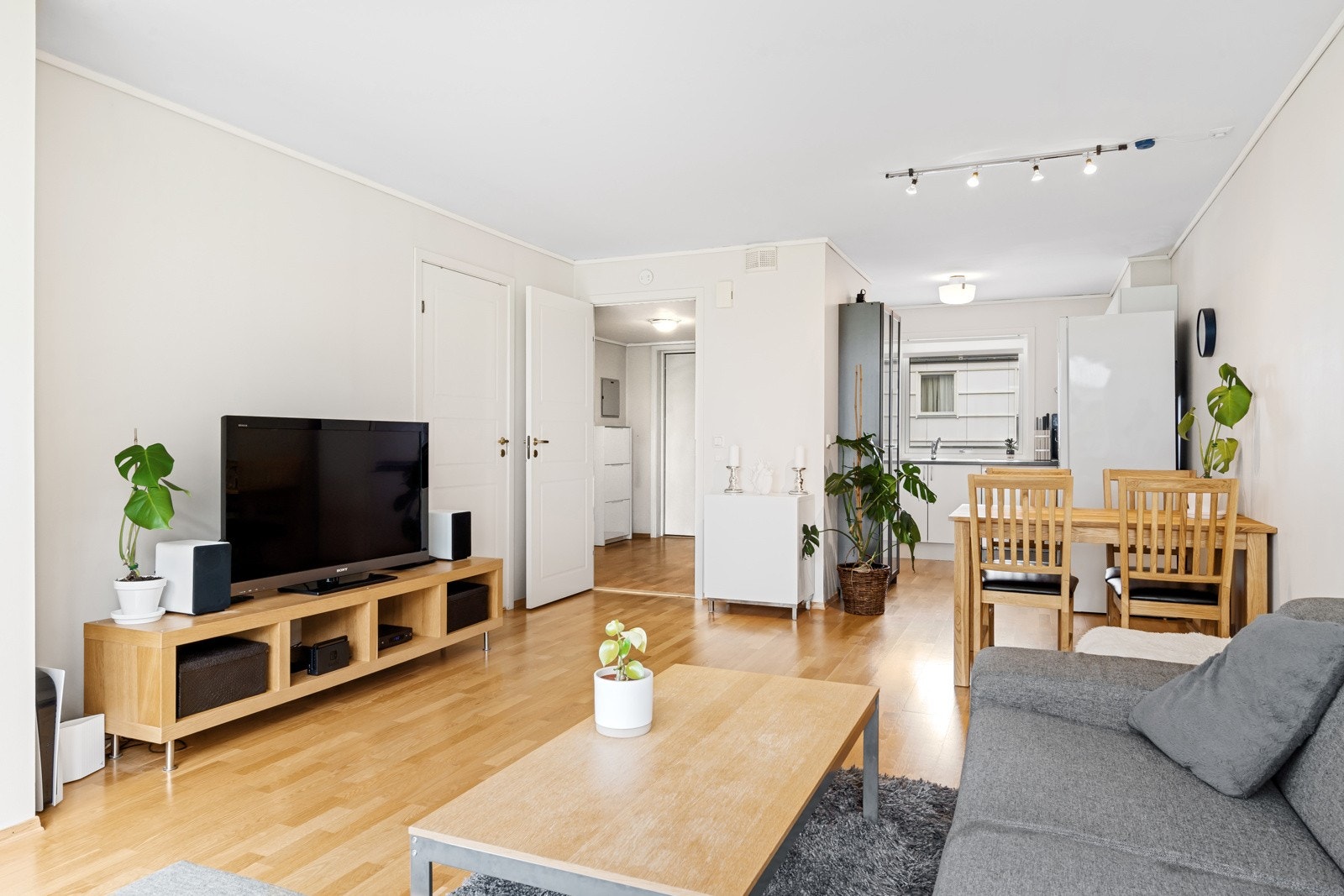 Med leiligheten følger en fast parkeringsplass i oppvarmet garasje Galleribilde