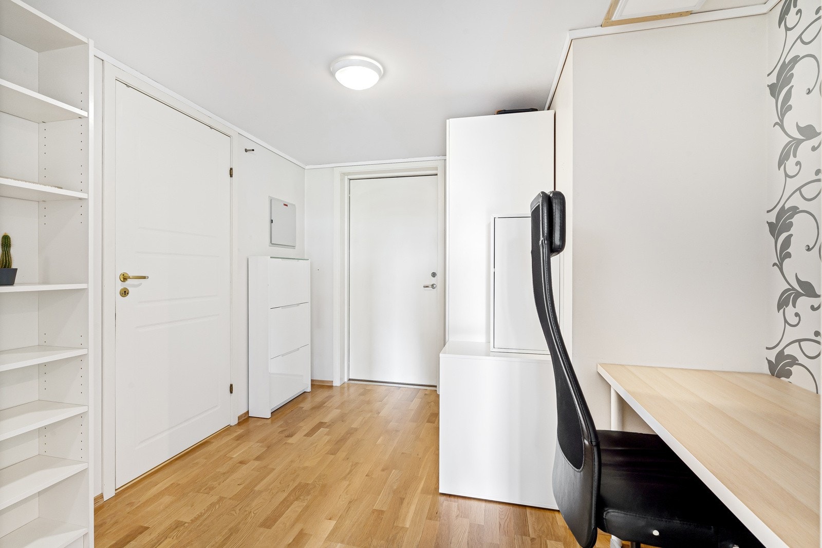 Det romslige inngangspartiet gir også rom for kontorløsning Galleribilde