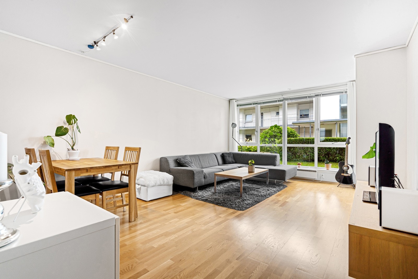 Den åpne løsningen er på hele 29 m², med god plass til flere ulike sittegrupper Galleribilde