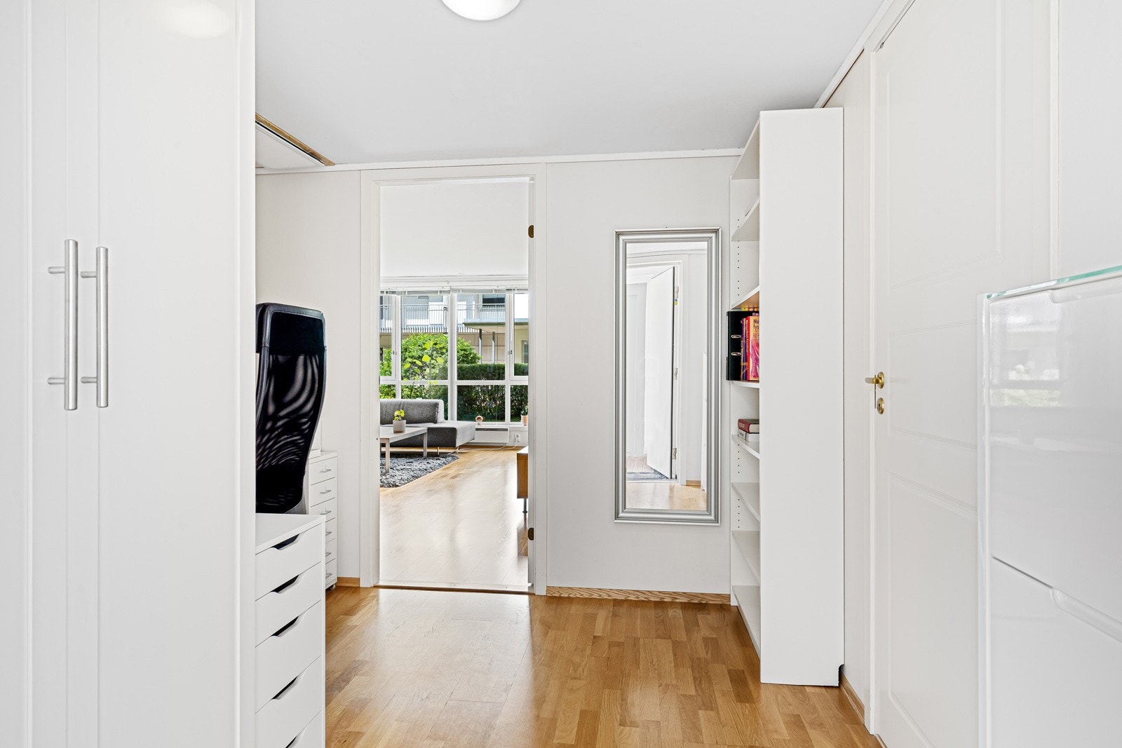 Inngangspartiet rommer hele 8 m² med god plass til oppbevaring av yttertøy og sko Galleribilde