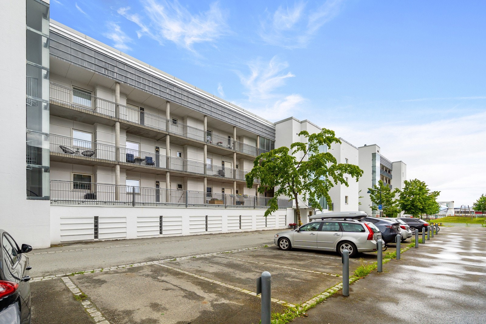 Boligen har flott beliggenhet med nærhet til det meste som Ilsvika restaurant, treningsenter og kafe/konditori Galleribilde