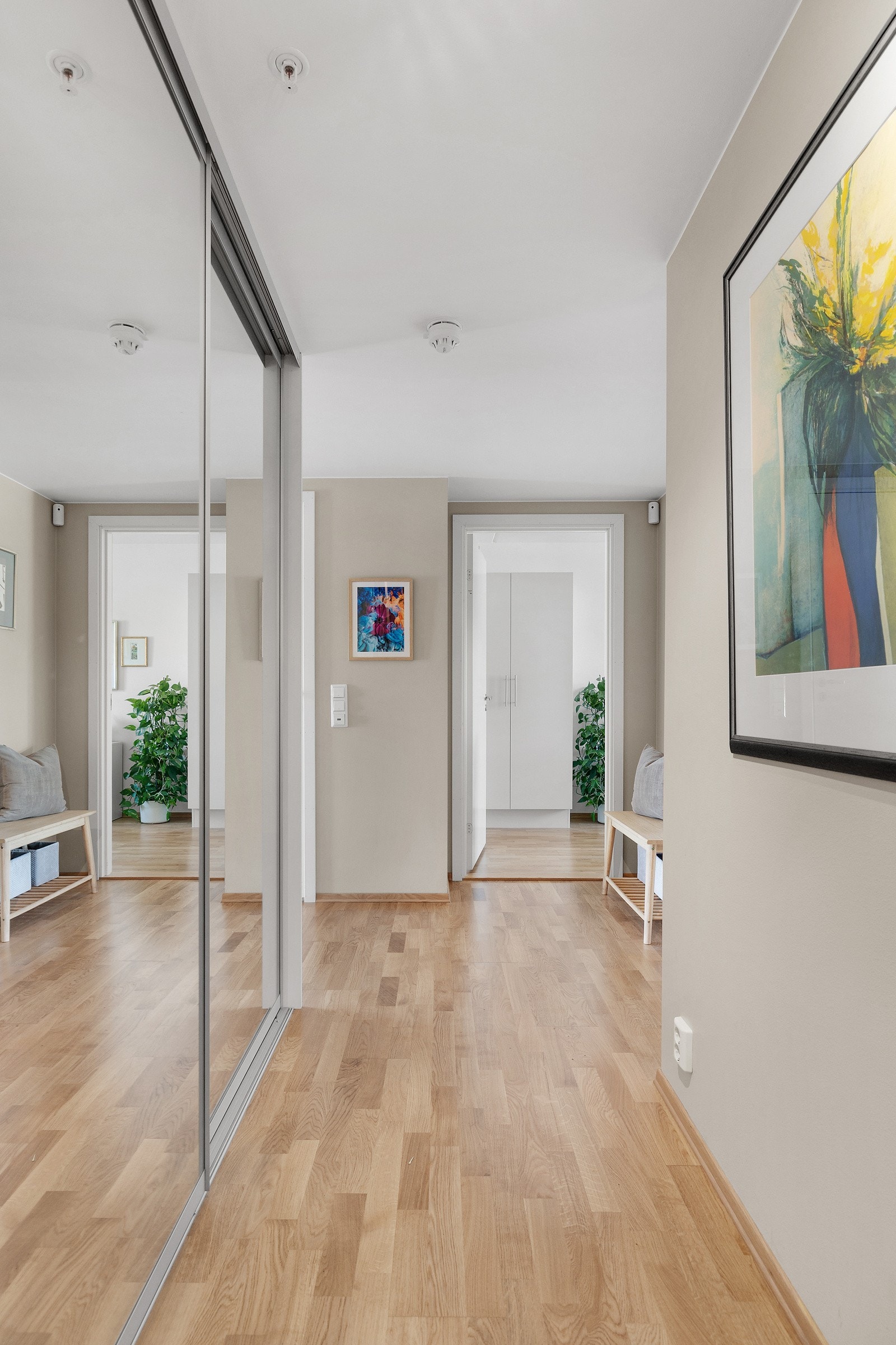 Stor skyvedørsgarderobe i entré. Galleribilde