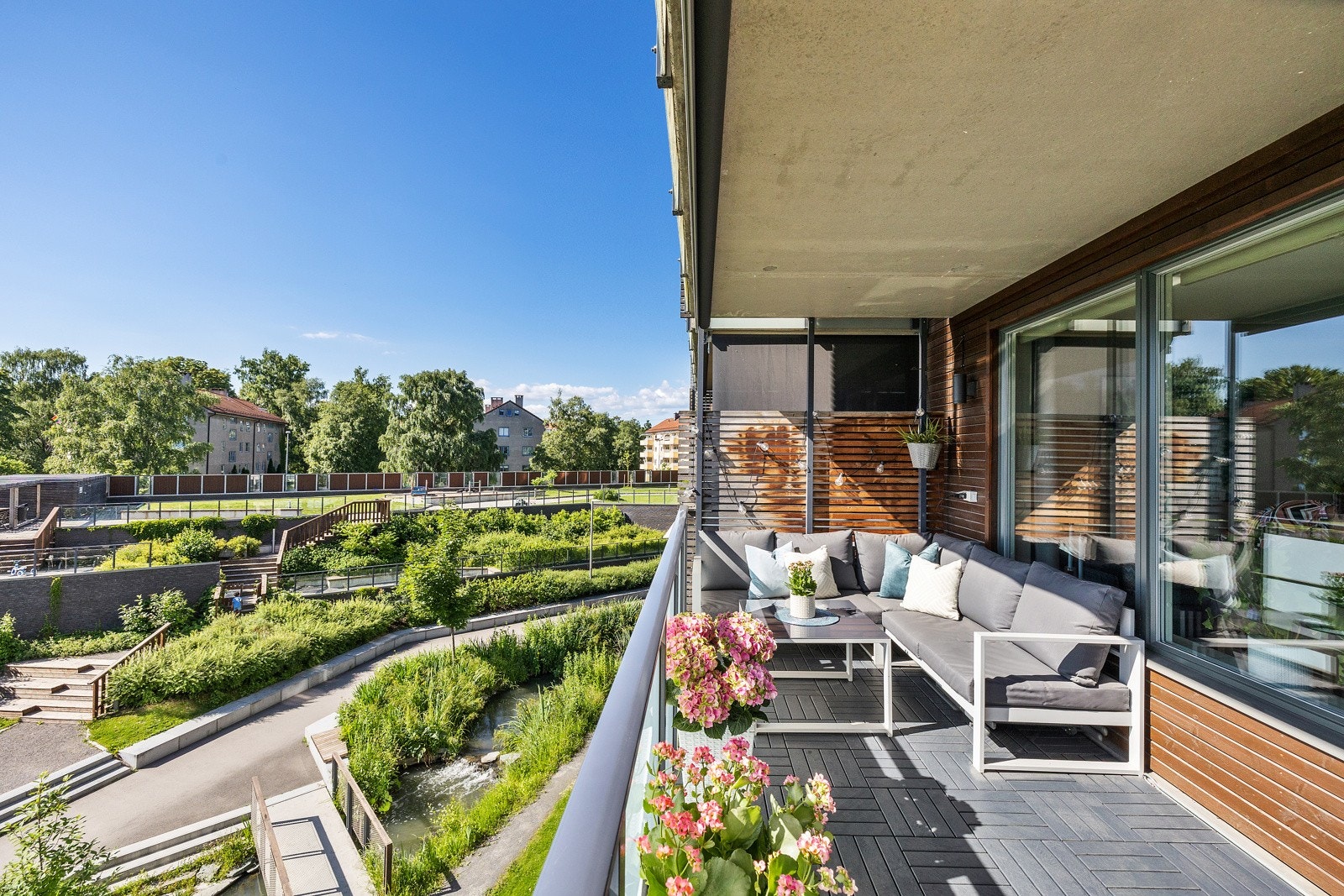 Balkongen er meget romslig og har plass til sittegrupper, grill og diverse beplantning. Galleribilde